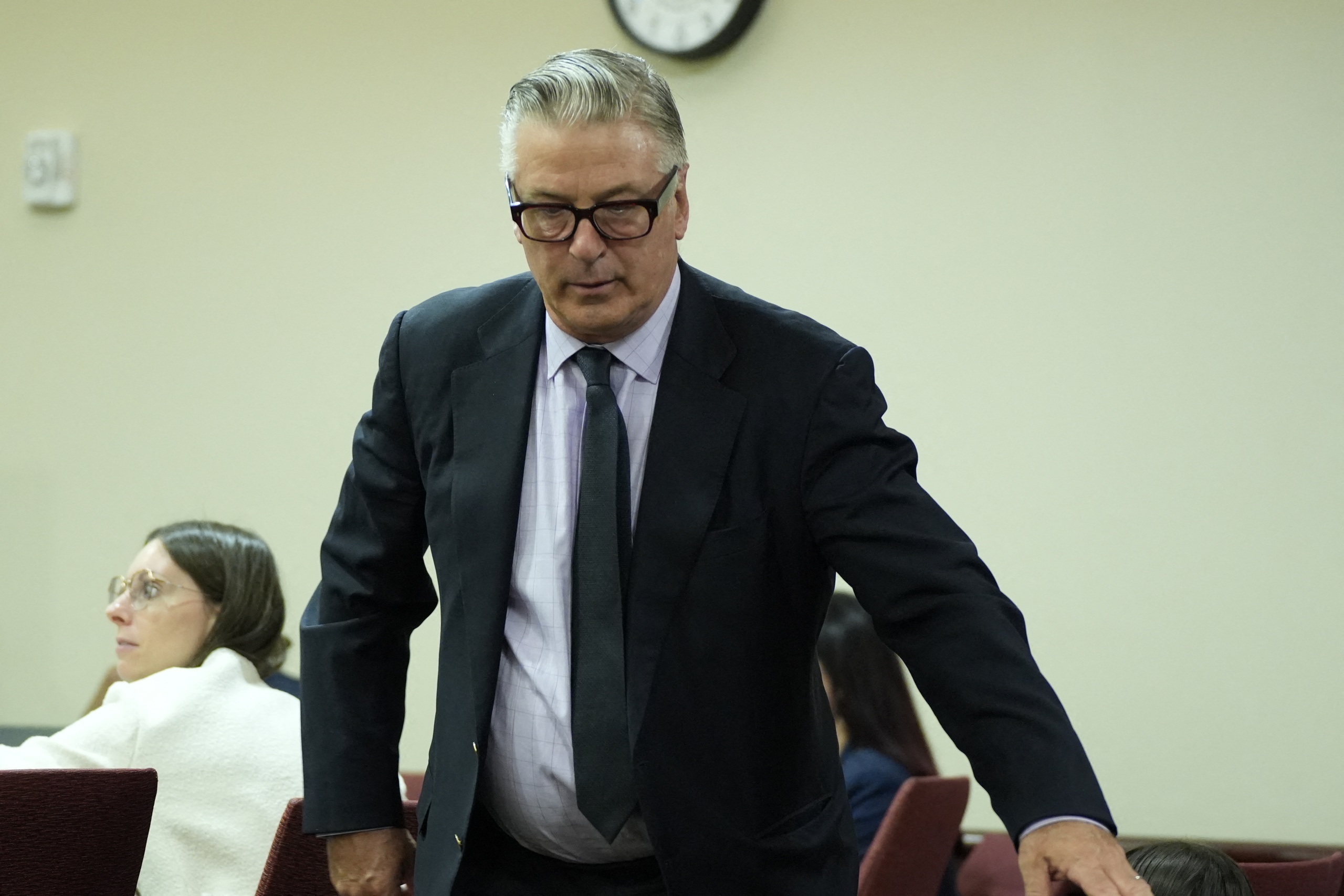 Alec Baldwin muốn nghỉ hưu sau vụ v&ocirc; &yacute; bắn chết người tr&ecirc;n phim trường