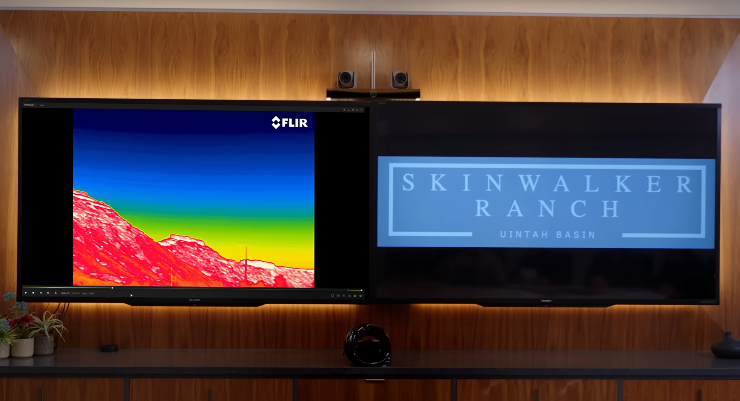 Erik Bard analyzes a strange UAP formation in thermal footage.