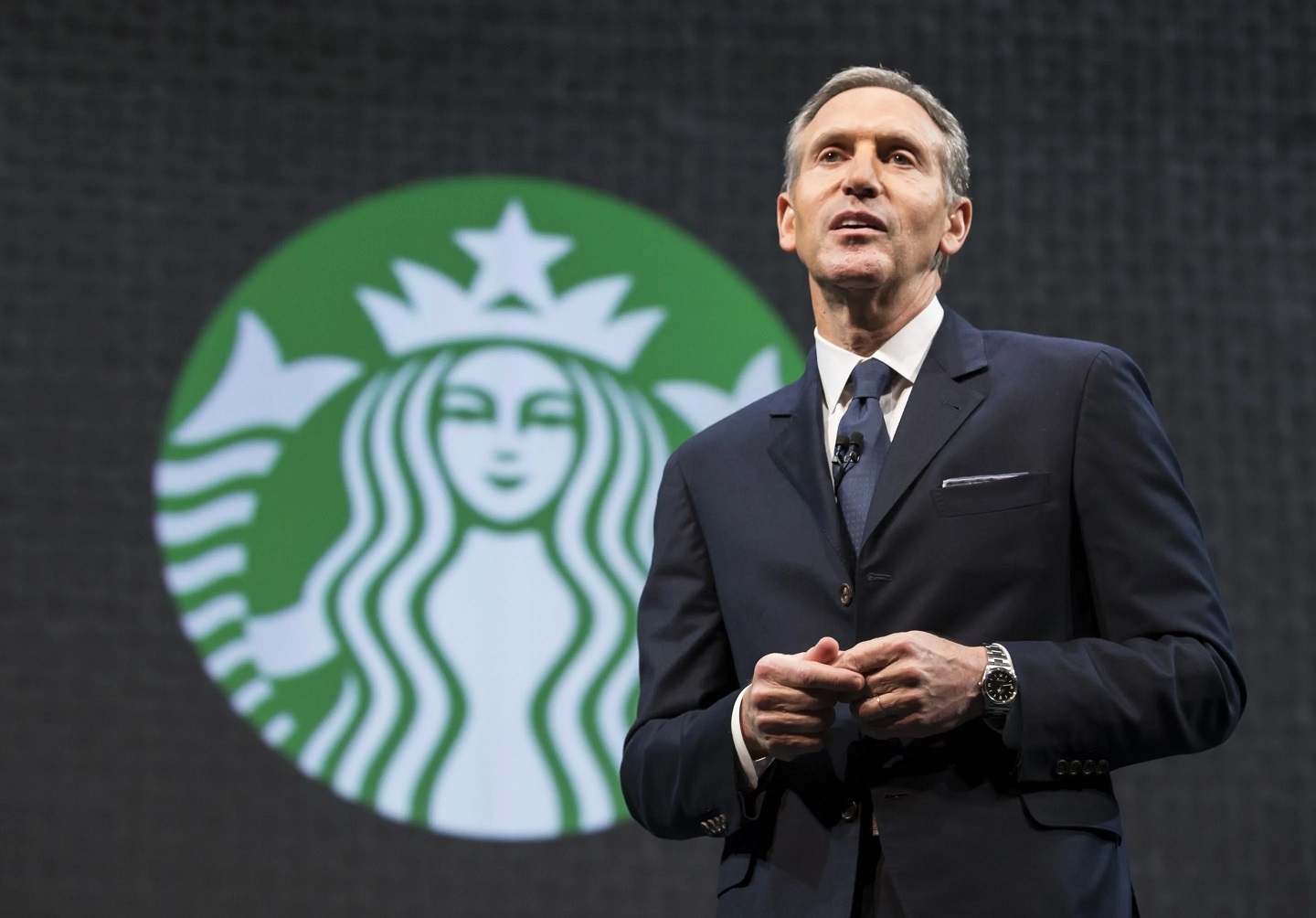 CEO Howard Schultz tái xuất, Starbucks tạm dừng mua lại cổ phiếu - Investo