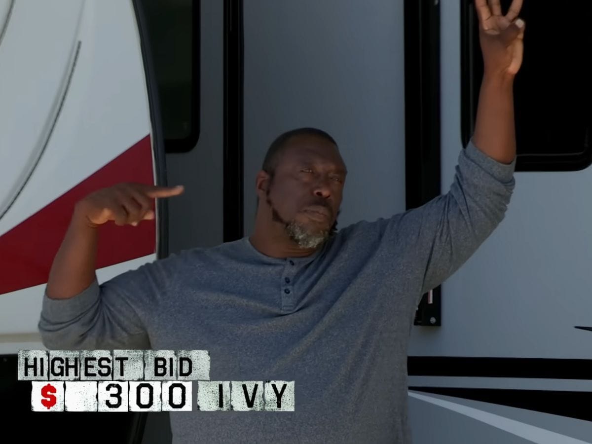Ivy making his bid on Storage Wars