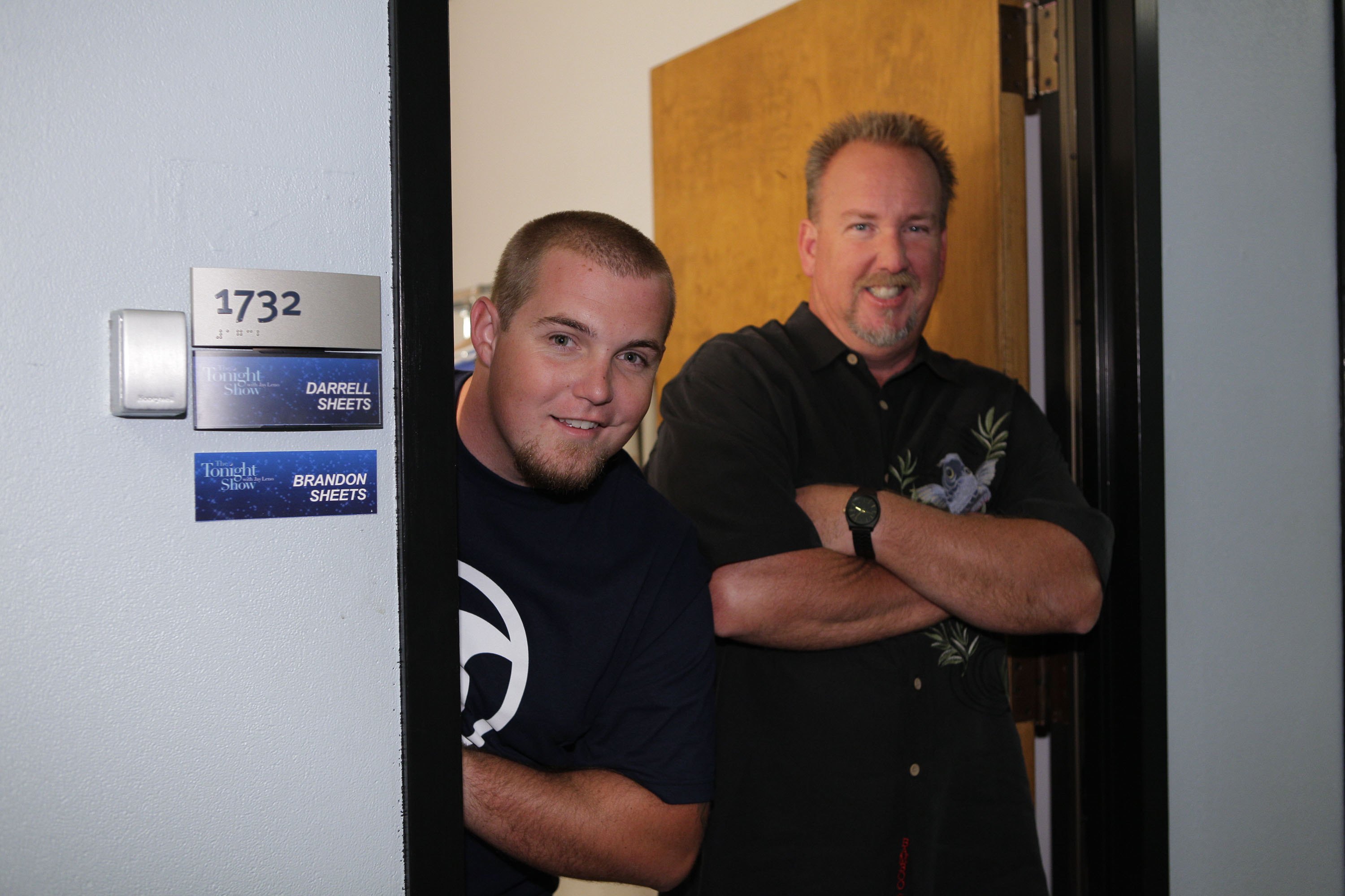 Brandon v&agrave; Darrell Sheets ở hậu trường chương tr&igrave;nh "The Tonight Show with Jay Leno".