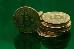 Giá Bitcoin hôm nay 27/7: Trượt xuống ngưỡng 21.000 USD, thị trường hồi hộp chờ tin Fed