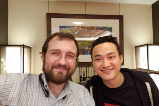 Cha đẻ ADA và TRON đứng về phía Binance và CZ trong vụ kiện của SEC